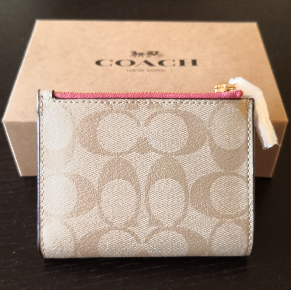 [SOLD] Coach Snap Bifold Wallet - Picture 2 of 5